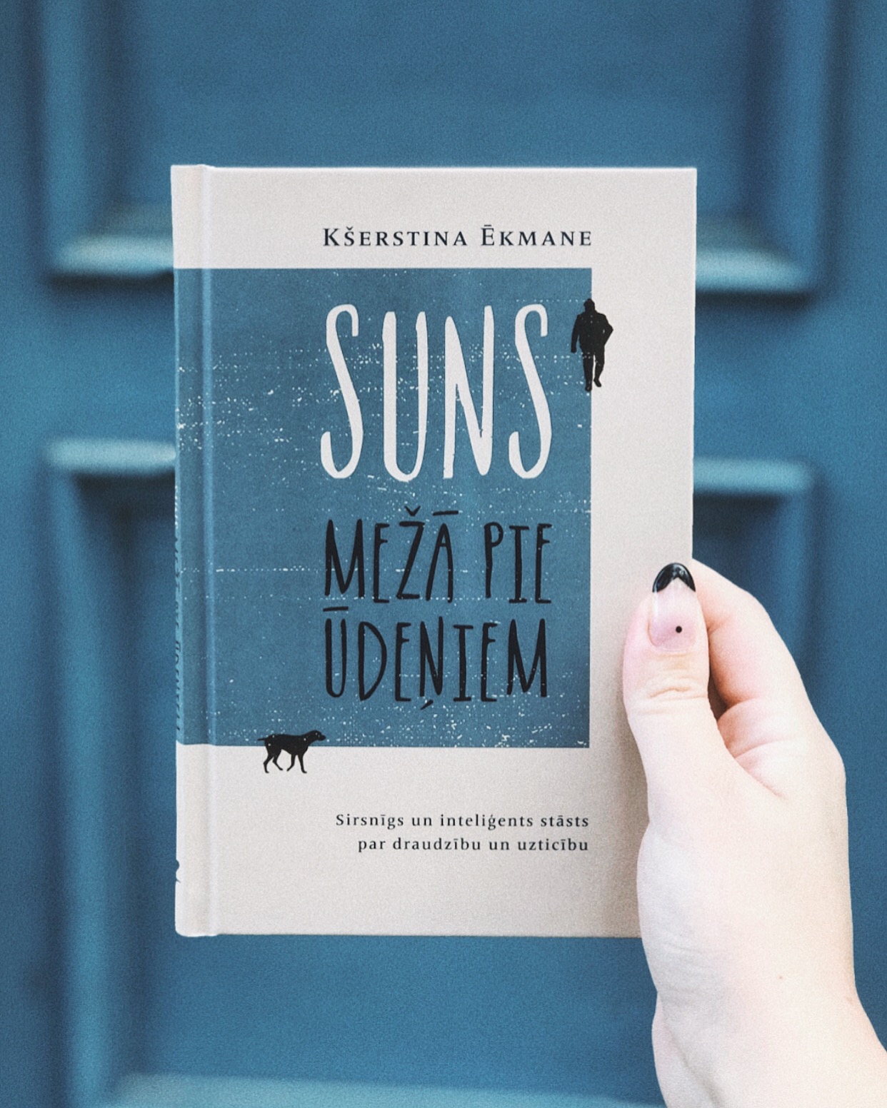 Suns mežā pie ūdeņiem